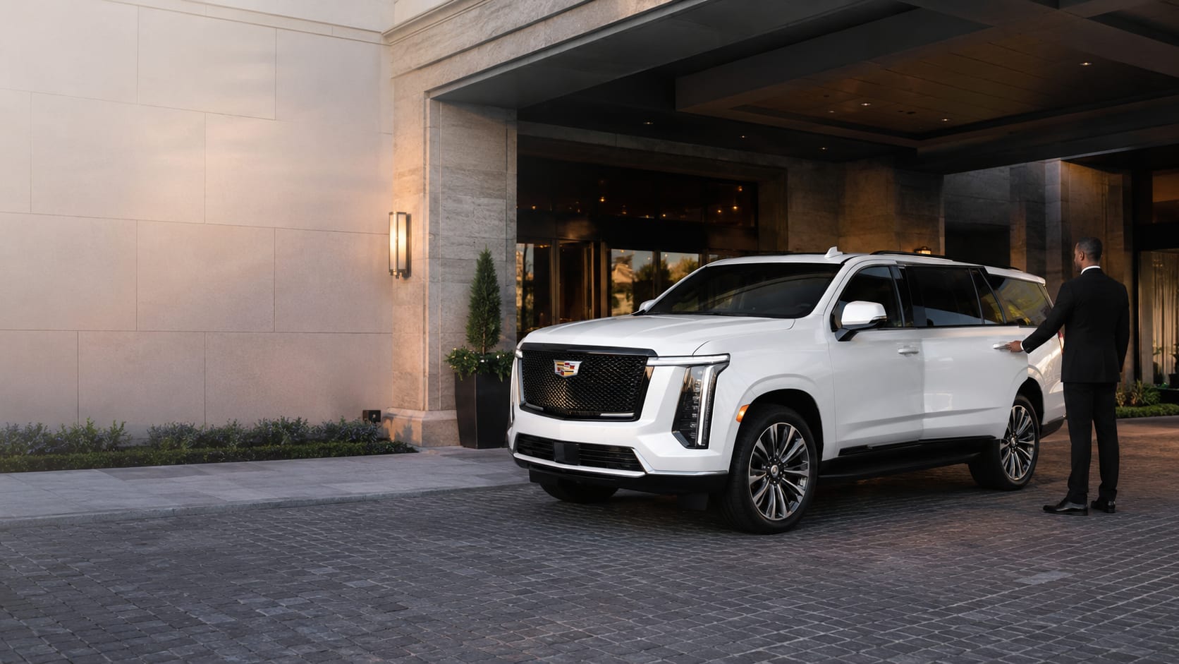 SUV Cadillac Escalade negro con chófer profesional listo para traslado de familia y padrinos a la boda en Miami